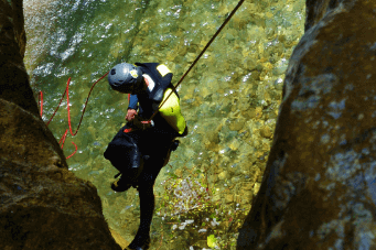 Stages Canyoning==></noscript><img class=