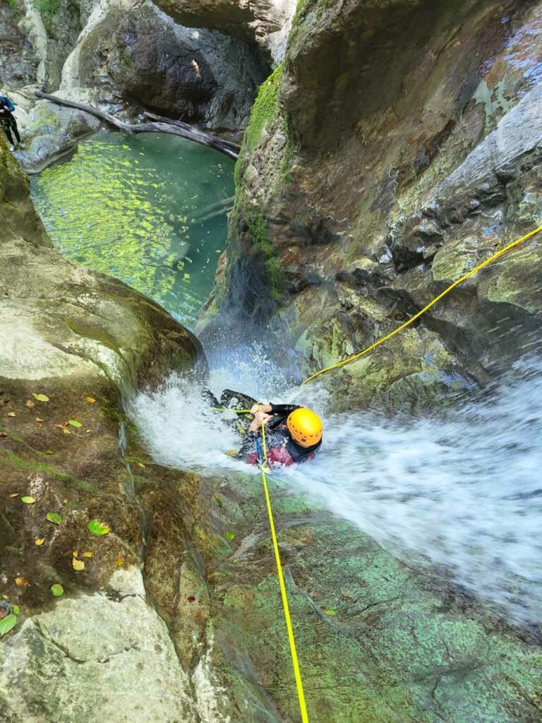 le rappel de la vrille en Isère dans le canyon des Ecouges