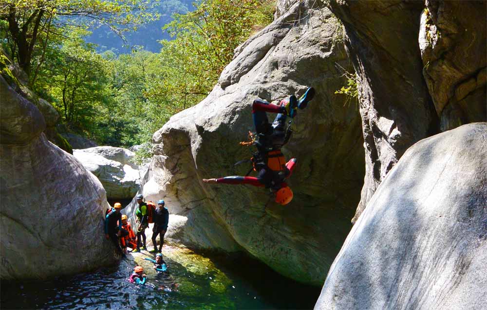 saut salto canyoning en Isère